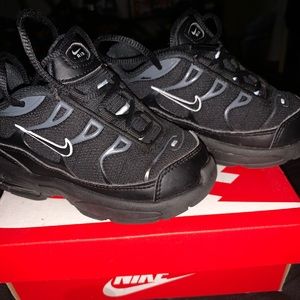 Youth Boys Black Nike Sneakers Sz 8c
